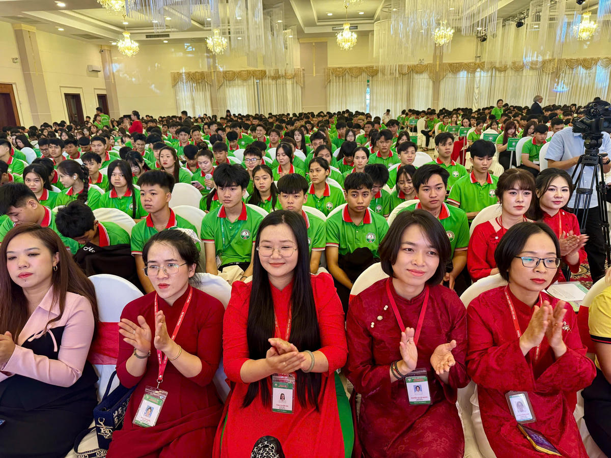 Sinh viên Trường Cao đẳng Công thương Việt Nam dự lễ khai giảng. Ảnh: Thanh Nga.