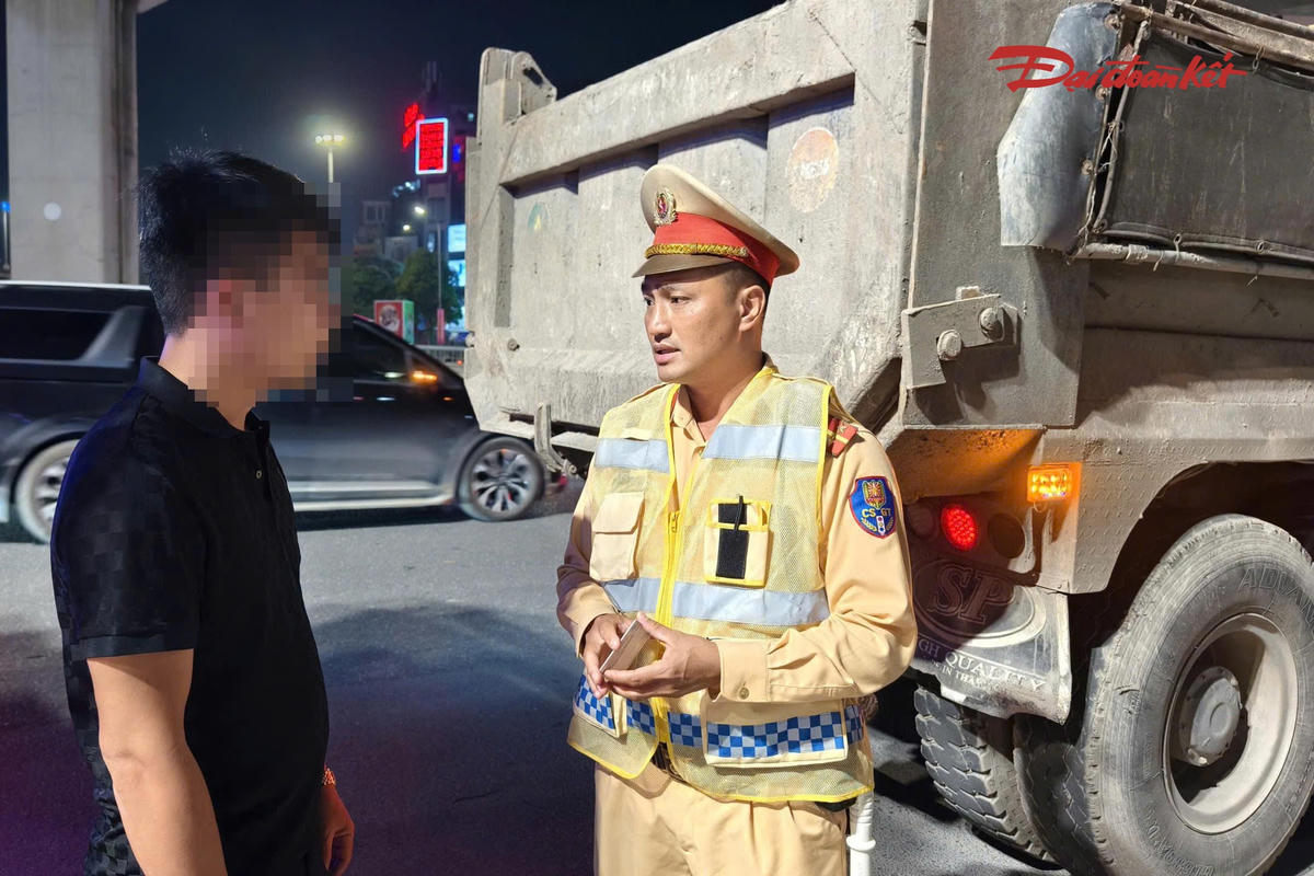 Cùng với việc kiểm tra hệ thống chiếu sáng, tổ công tác còn phát hiện phương tiện có dấu hiệu làm rơi vãi vật liệu xây dựng trong quá trình lưu thông.