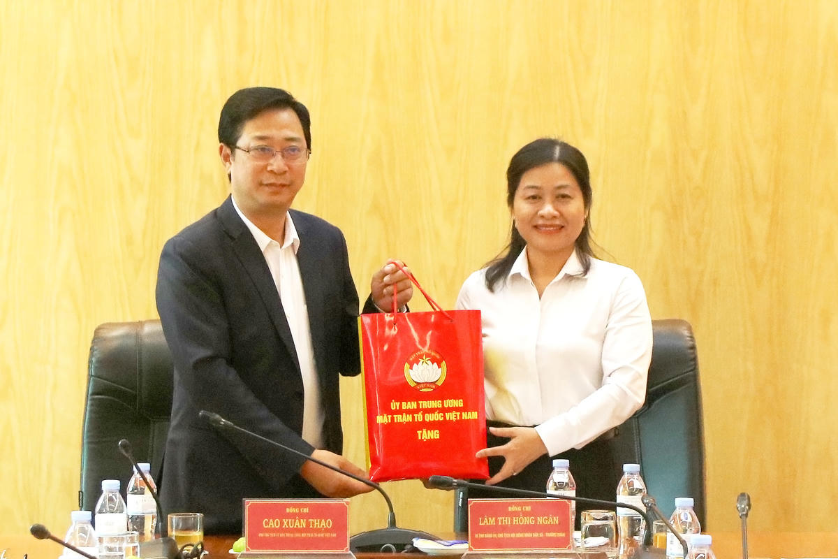 Phó Chủ tịch Cao Xuân Thạo tặng quà lưu niệm cho Đoàn đại biểu Đảng ủy xã Kiên Đài.
