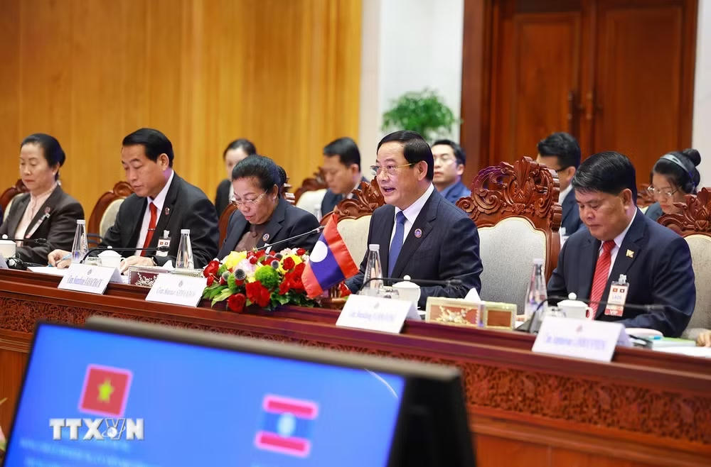ttxvn_thu-tuong-le-minh-hung-hoi-kien-chu-tich-quoc-hoi-lao-1445.jpg
