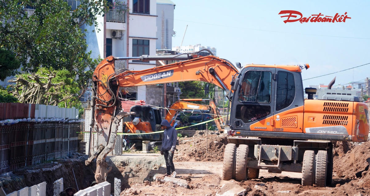 Sau khi được bàn giao mặt bằng sạch vào đầu tháng 7/2026, các nhà thầu đã có điều kiện triển khai đồng loạt nhiều mũi thi công. Diện mạo tuyến đường đang từng bước thay đổi, song khối lượng công việc phía trước vẫn còn lớn.