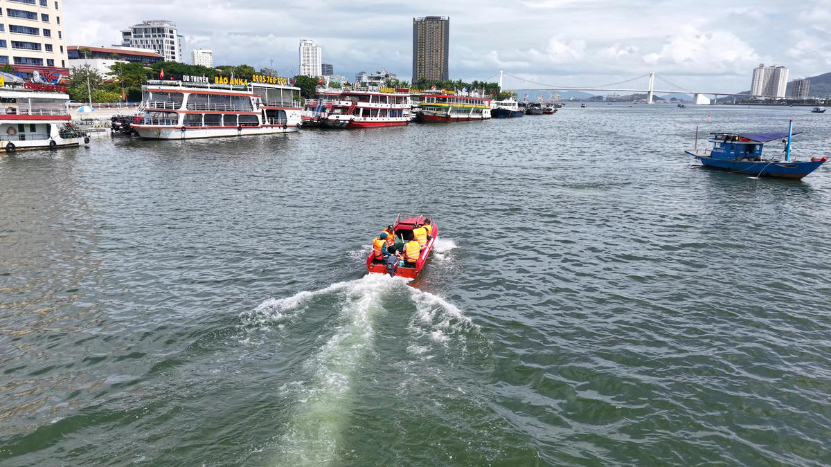 Học viên thực hành trên Sông. Ảnh: QS.