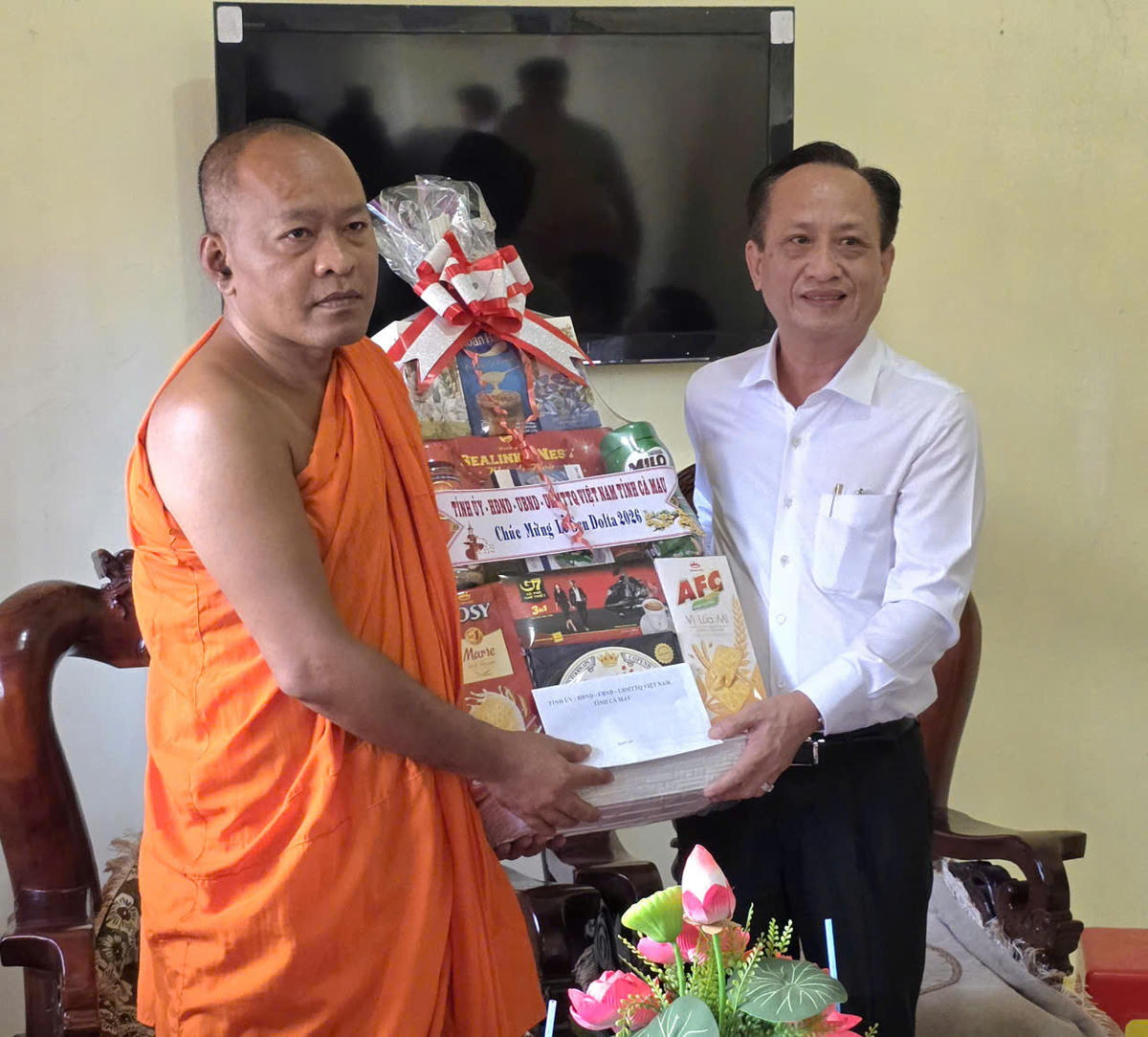 Phó Bí thư Tỉnh ủy, Chủ tịch HĐND tỉnh Cà Mau Phạm Văn Thiều trao quà chúc mừng đến Đại đức Thạch Thương, Trụ trì chùa Kim Cấu. Ảnh: Nguyên Du