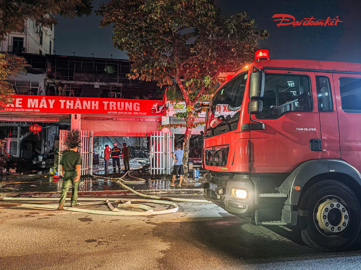 Khoảng 22h10 ngày 8/10, một vụ hỏa hoạn xảy ra tại cửa hàng xe máy trên phố Nguyễn Khánh Toàn, phường Nghĩa Đô, TP Hà Nội. Ngọn lửa bùng phát nhanh, bao trùm khu vực cửa hàng, khiến nhiều phương tiện bên trong bị thiêu rụi.