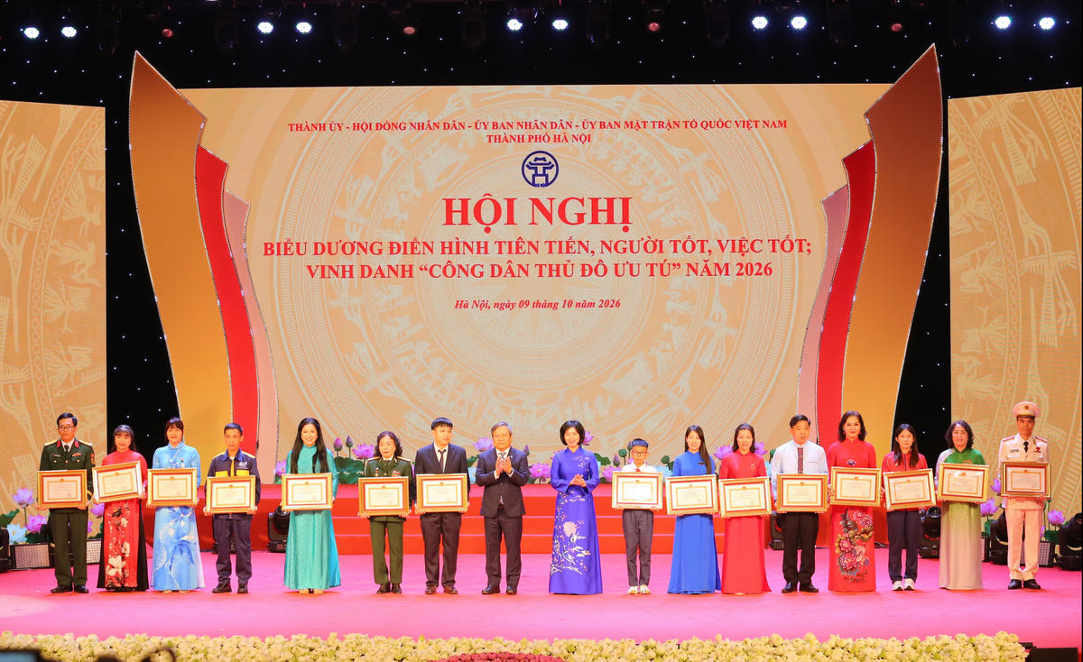 Chủ tịch Hà Nội Vũ Đại Thắng và Chủ tịch HĐND TP Hà Nội Phùng Thị Hồng Hà trao tặng Bằng khen và Danh hiệu Người tốt, việc tốt năm 2026 tặng 15 cá nhân. Ảnh: Đạt Lê
