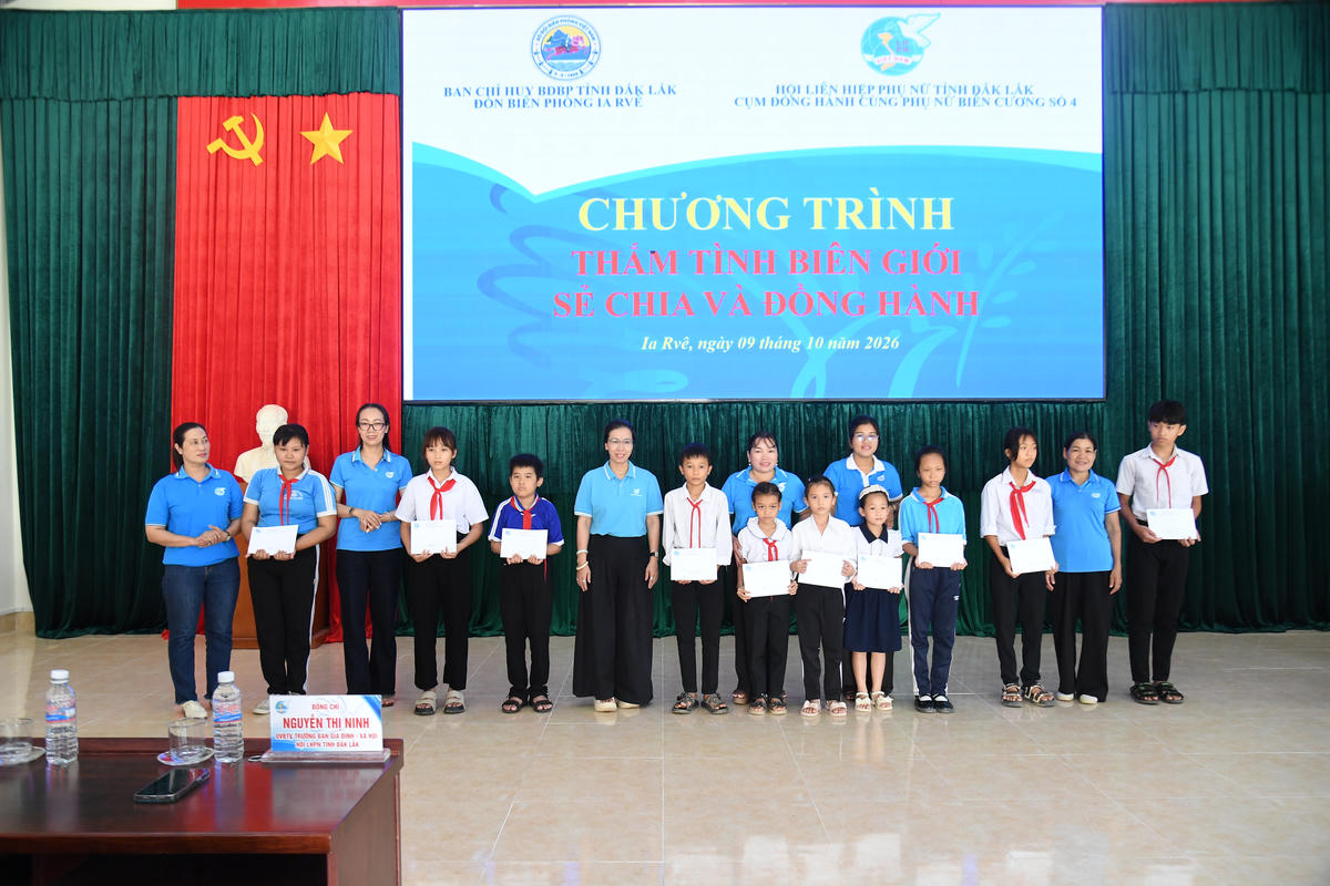 Ban tổ chức trao học bổng tặng trẻ em mồ côi, học sinh nghèo vượt khó. Ảnh: NL.