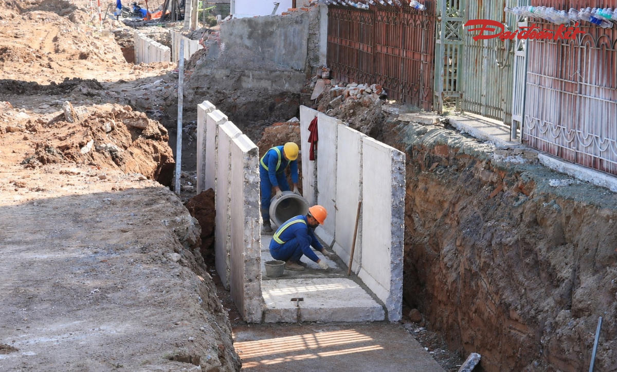 Tại những vị trí khác, các đơn vị thi công tập trung xây dựng hệ thống cống thu gom nước thải, đắp nền, thi công nền đường và hoàn thiện hạ tầng kỹ thuật.