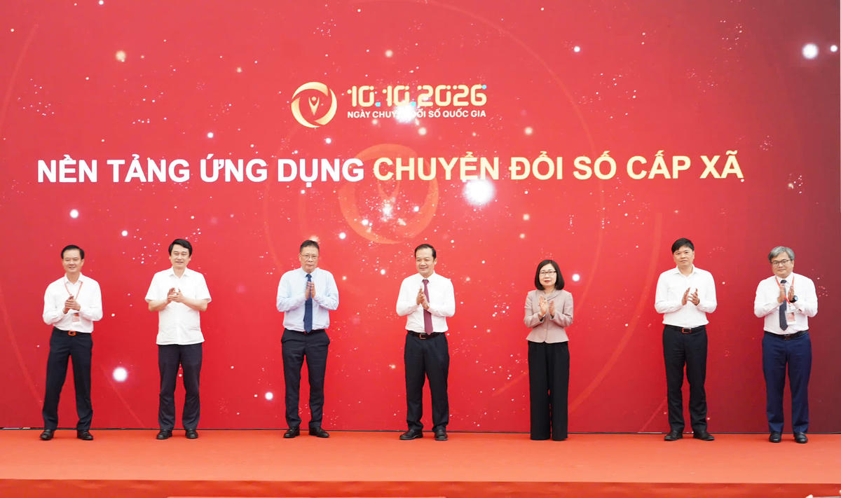 Thứ trưởng Bộ KHCN Phạm Đức Long cùng các đại biểu thực hiện nghi thức bấm nút ra mắt nền tảng ứng dụng chuyển đổi số cấp xã.
