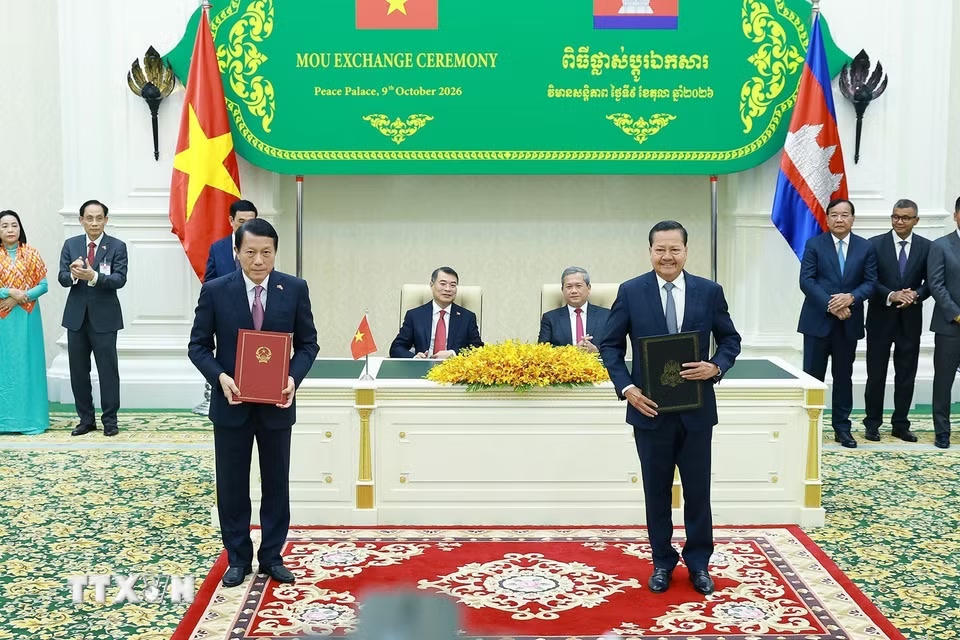 Thủ tướng Lê Minh Hưng và Thủ tướng Campuchia Hun Manet chứng kiến trao Bản ghi nhớ giữa Chính phủ hai nước về việc quản lý, bảo vệ và phát huy Đài Hữu nghị Việt Nam-Campuchia. (Ảnh: Dương Giang/TTXVN)
