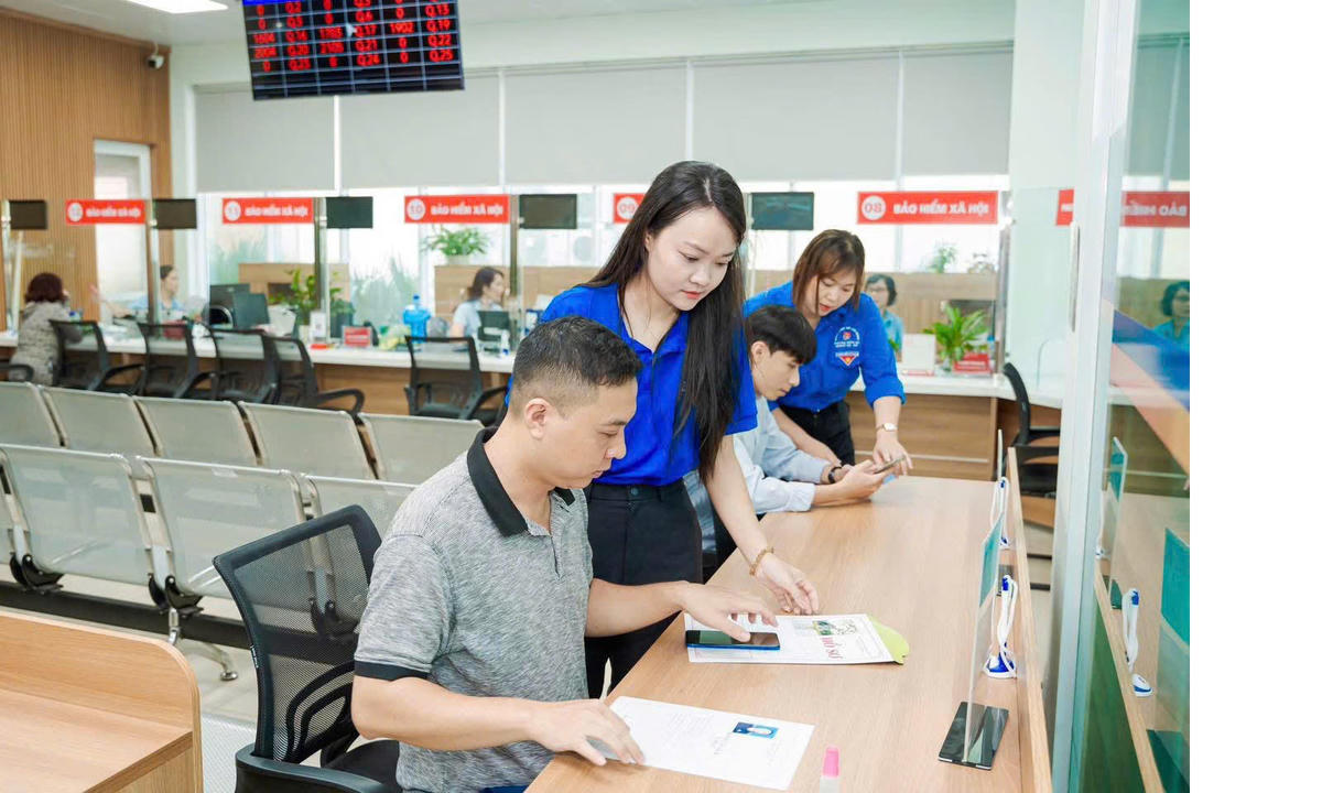 Thanh niên phường Hạ Long hỗ trợ, hướng dẫn người dân sử dụng dịch vụ công trực tuyến.