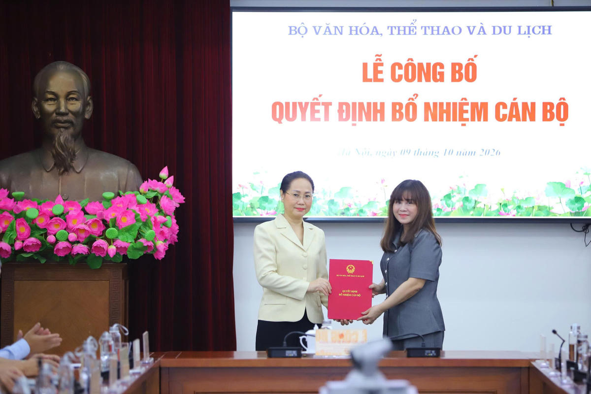 Bộ trưởng Lâm Thị Phương Thanh trao quyết định bổ nhiệm cho Cục trưởng Cục Văn hóa - Thông tin cơ sở và Gia đình Ninh Thị Thu Hương. Ảnh: bvhttdl.gov.