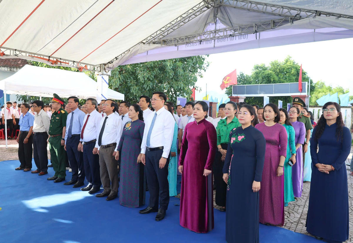 Chủ tịch UBND tỉnh Quảng Ngãi Nguyễn Đức Tâm (ở giữa, áo trắng) và Phó Bí thư Tỉnh ủy, Trưởng Đoàn ĐBQH tỉnh Đinh Thị Hồng Minh cùng các đại biểu dự lễ tưởng niệm.  Ảnh: BT.