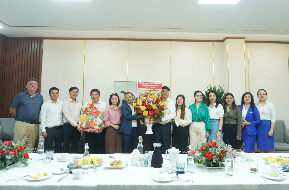 Lãnh đạo phường Ngũ Hành Sơn chúc mừng Tập đoàn BRG tại Đà Nẵng. Ảnh: Như Ý.