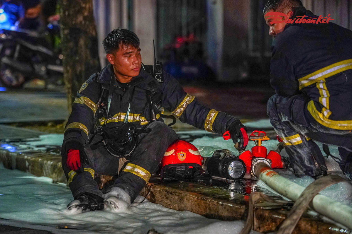 Hạ sĩ Nguyễn Văn Hải (Đội Cảnh sát chữa cháy và CNCH khu vực 11) cùng đồng đội tạm nghỉ sau khi dập tắt hỏa hoạn. Điều mừng nhất của các anh là đám cháy không có thiệt hại về người, lực lượng làm nhiệm vụ cũng khống chế được và không bị cháy lan.