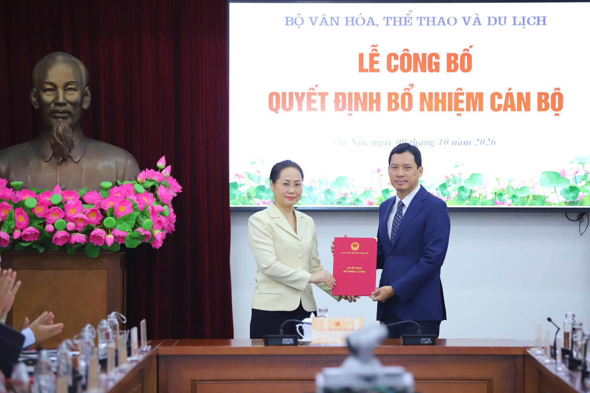 Bộ trưởng Lâm Thị Phương Thanh trao quyết định điều động, bổ nhiệm cho Cục trưởng Cục Báo chí Lê Quang Tự Do. Ảnh: bvhttdl.gov.