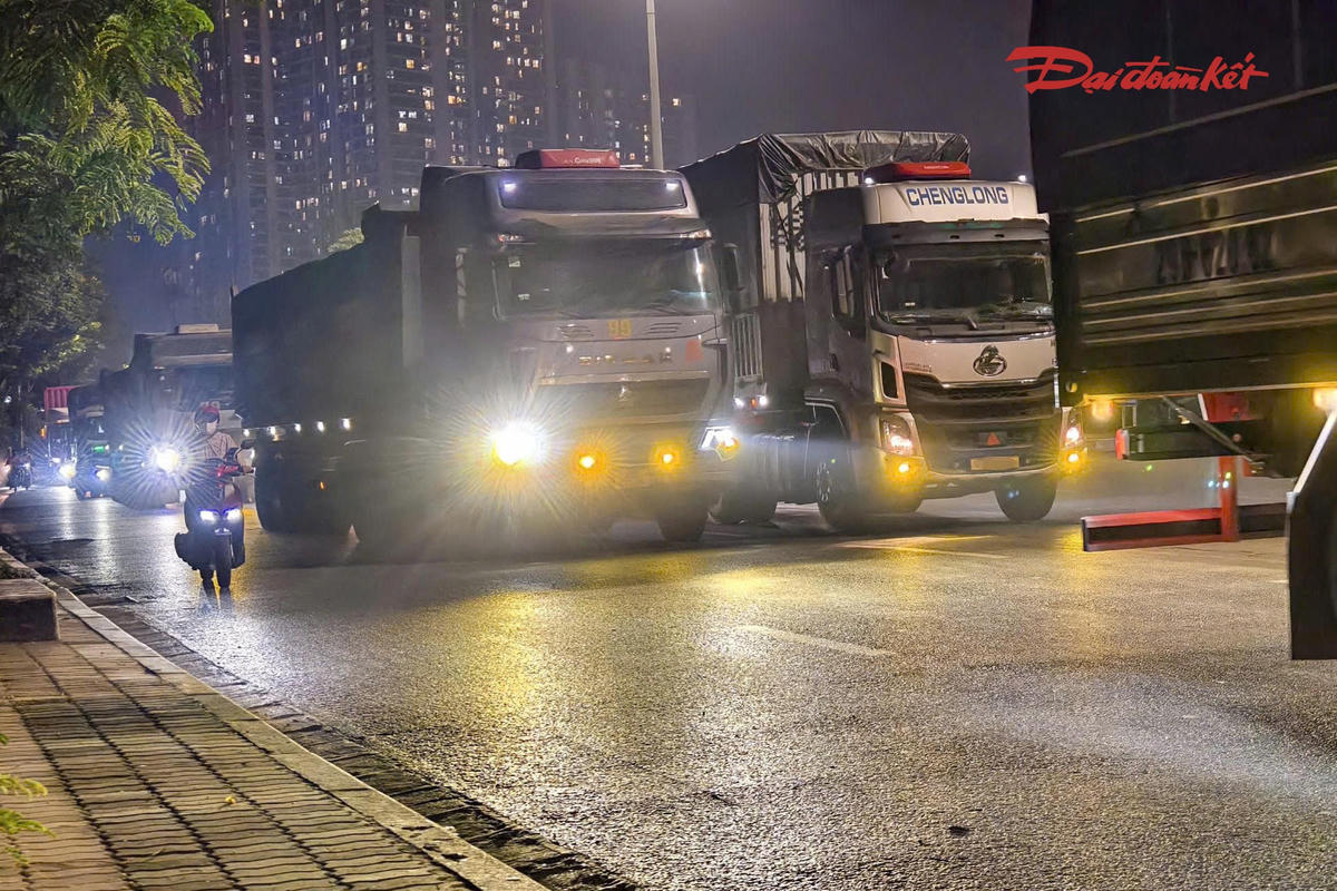 Một trường hợp khác là xe tải do anh N.V.H (SN 1986, trú tỉnh Ninh Bình) điều khiển, phía trước cabin lắp thêm cả chùm đèn chiếu sáng. Tài xế giải thích xe thường xuyên đi qua những đoạn đường tối nên cần bổ sung ánh sáng để quan sát.