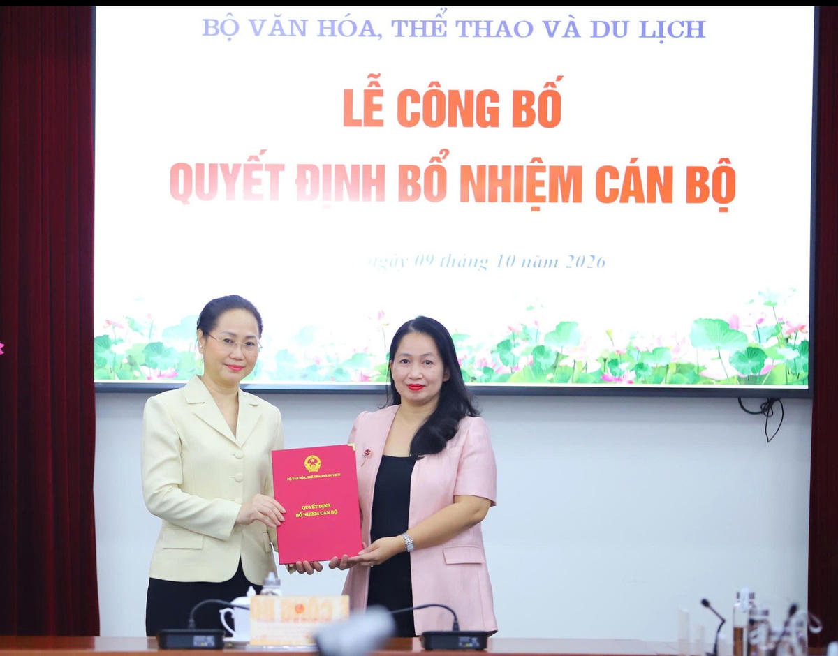 Bộ trưởng Lâm Thị Phương Thanh trao quyết định bổ nhiệm cho Cục trưởng Cục Thông tin điện tử và Chuyển đổi số Nguyễn Thị Hoàng Lan. Ảnh: bvhttdl.gov.