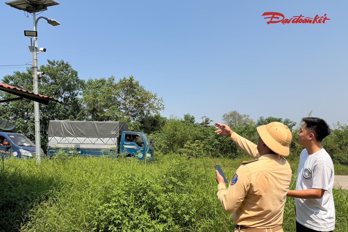 Camera được lắp đặt tại bến phà Thọ An, xã Liên Minh, Hà Nội, hỗ trợ lực lượng CSGT giám sát hoạt động vận chuyển hành khách qua sông từ xa