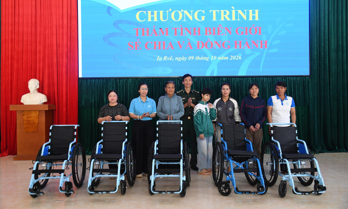Các đơn vị trao xe lăn tặng các gia đình có người khuyết tật. Ảnh: NL.
