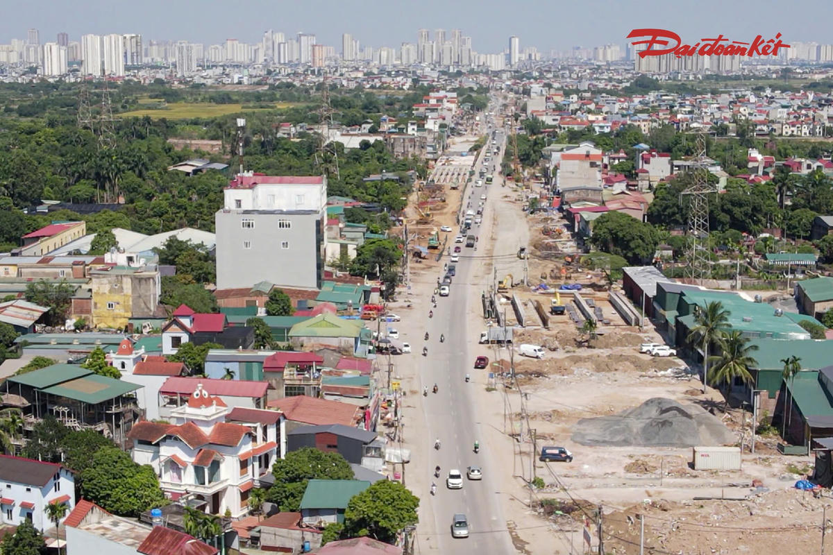 Ông Vũ Mạnh Tuấn, Phó Giám đốc Ban Quản lý dự án đầu tư xây dựng công trình giao thông Hà Nội cho biết, toàn dự án có diện tích giải phóng mặt bằng 105,872ha. Đến nay, cả 7 phường, xã đều hoàn thành và bàn giao 100% mặt bằng. Tiến độ thi công đạt khoảng 23,3%, các nhà thầu đang triển khai nền đường, hào kỹ thuật và nhiều hạng mục tại các vị trí đủ điều kiện.