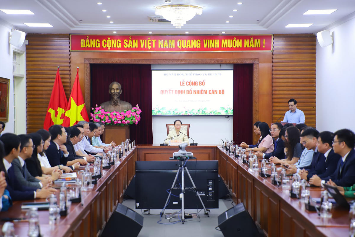 Uỷ viên Trung ương Đảng, Bộ trưởng Bộ VHTTDL Lâm Thị Phương Thanh chủ trì buổi lễ công bố. Ảnh: bvhttdl.gov.