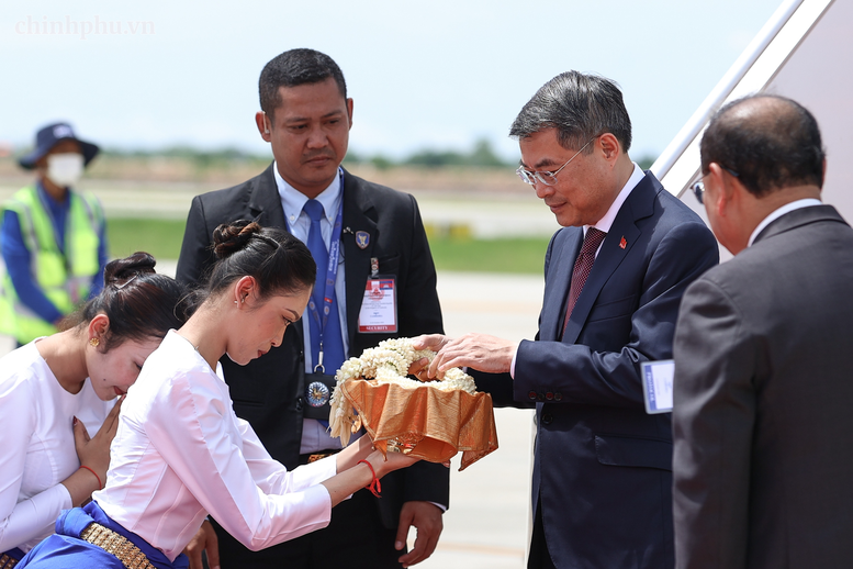 Thủ tướng Lê Minh Hưng tới Phnom Penh, bắt đầu chuyến thăm chính thức Campuchia- Ảnh 2.