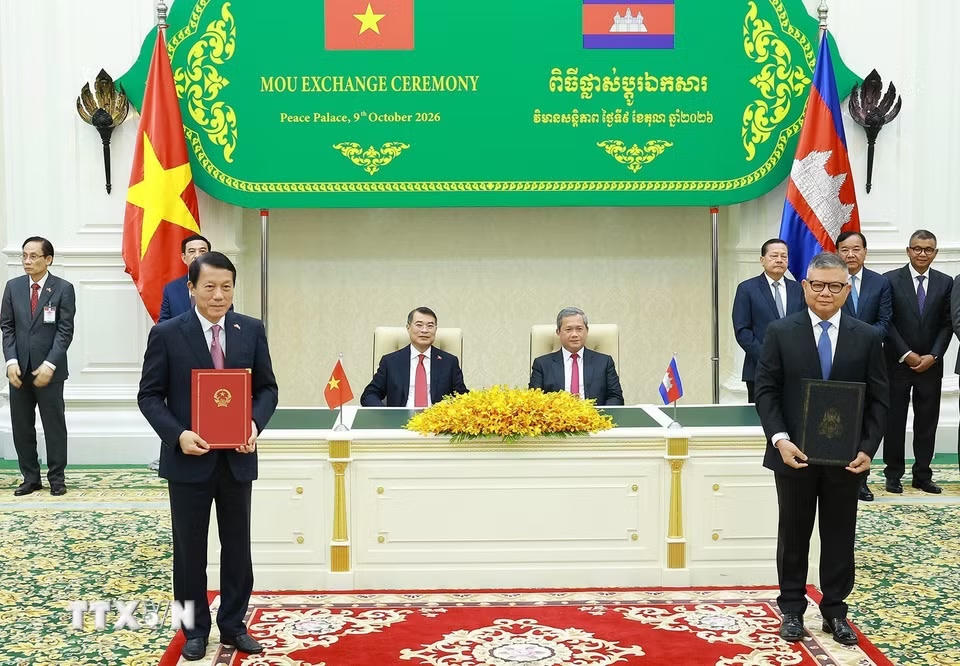 Thủ tướng Lê Minh Hưng và Thủ tướng Campuchia Hun Manet chứng kiến trao Bản ghi nhớ về hợp tác an ninh giữa Bộ Công an Việt Nam và Trung tâm quốc gia công nghệ thông tin Campuchia. (Ảnh: Dương Giang/TTXVN)
