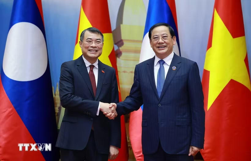 Thủ tướng Lê Minh Hưng hội kiến Chủ tịch Quốc hội Lào Sonexay Siphandone. (Ảnh: Dương Giang/TTXVN).