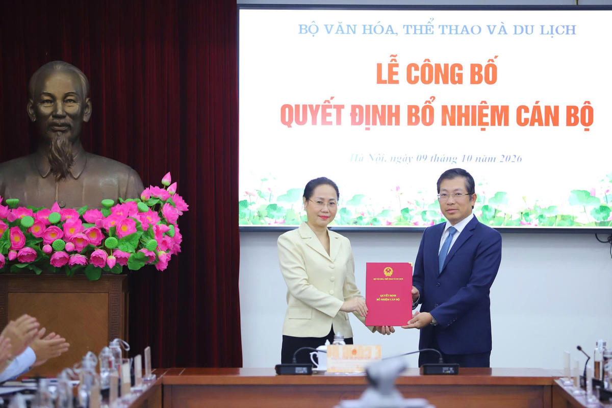 Bộ trưởng Lâm Thị Phương Thanh trao quyết định điều động, bổ nhiệm cho Cục trưởng Cục Xuất bản và Thư viện Lưu Đình Phúc. Ảnh: bvhttdl.gov.