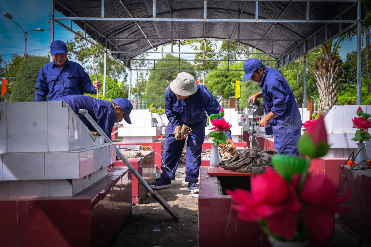 Tỉnh An Giang đã hoàn thành 100% khối lượng lấy mẫu sinh phẩm hài cốt liệt sĩ tại 20 nghĩa trang, với hơn 15.000 phần mộ. Ảnh: Phương Vũ
