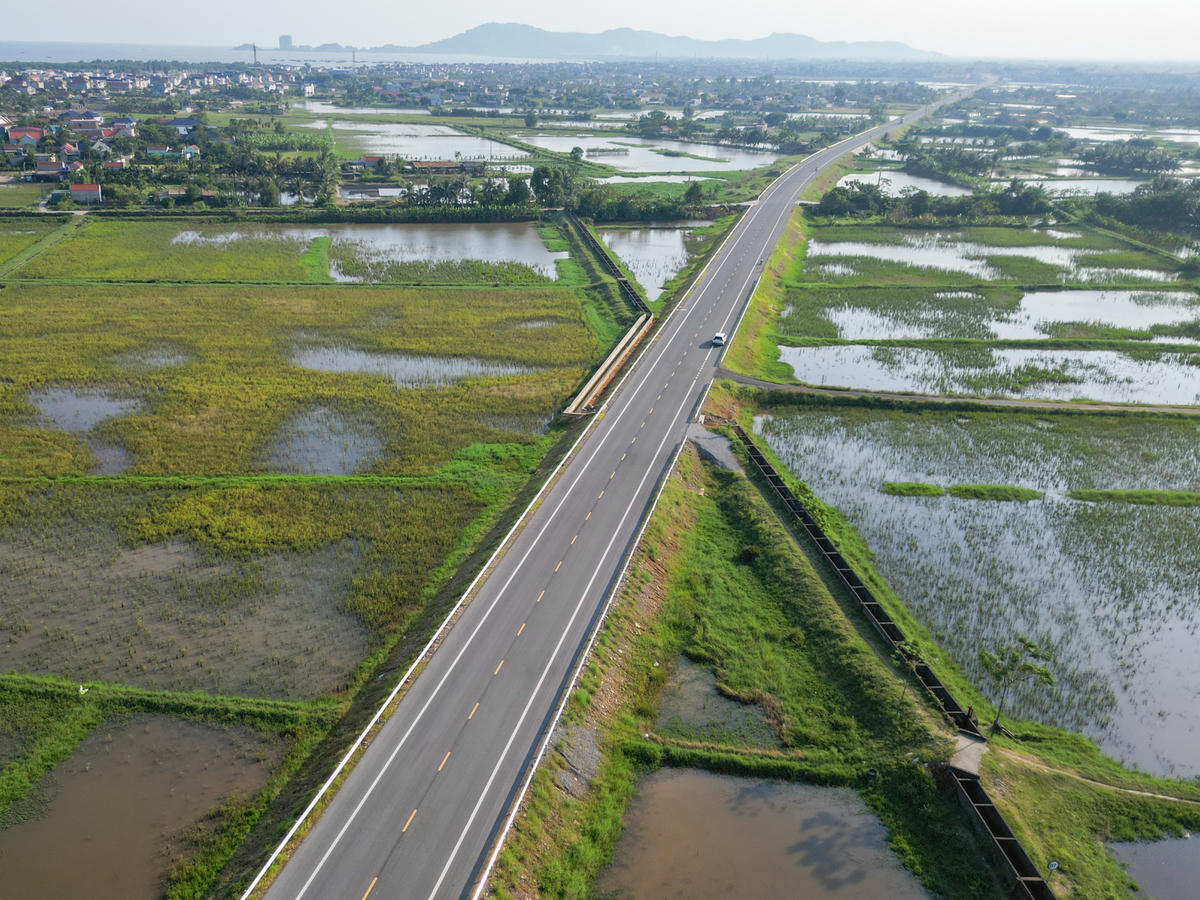Việc đưa dự án vào sử dụng sẽ đánh dấu thêm một bước hoàn thiện mạng lưới giao thông ven biển Thanh Hóa. Ảnh: Đình Minh
