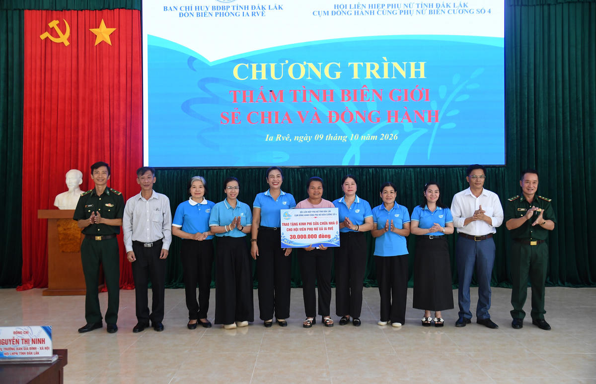 Đại diện các đơn vị và địa phương trao biểu trưng hỗ trợ 30 triệu đồng sửa chữa một căn “Mái ấm biên cương”. Ảnh: NL.