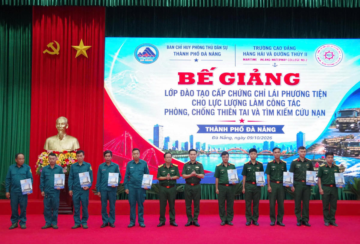 Học viên nhận chứng chỉ lái phương tiện thủy nội địa. Ảnh: QS.