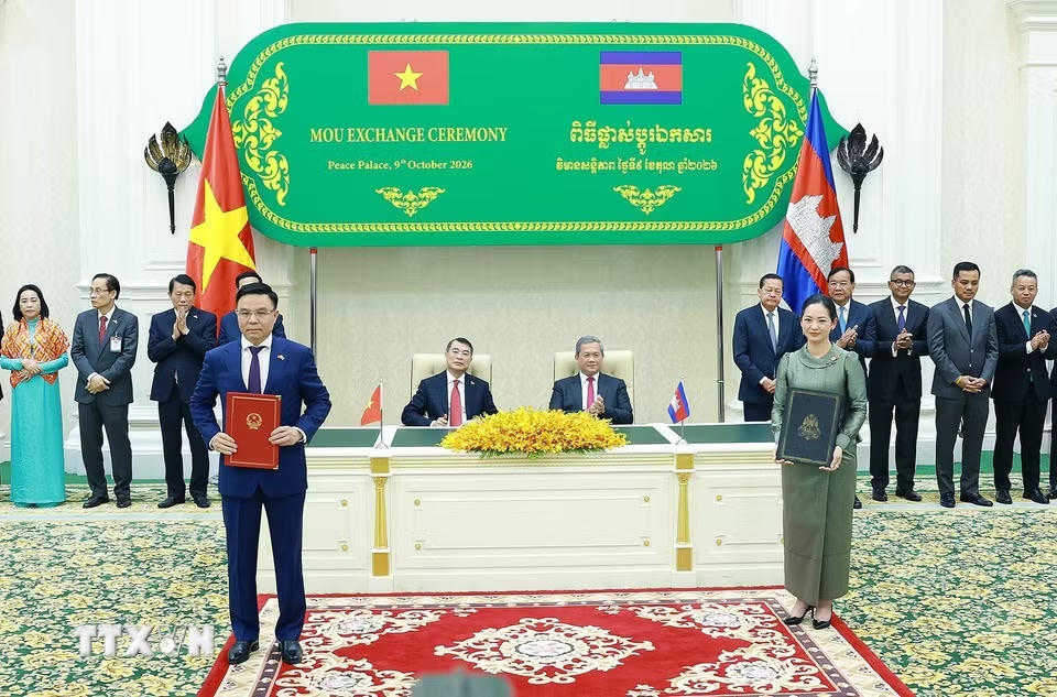 Thủ tướng Lê Minh Hưng và Thủ tướng Campuchia Hun Manet chứng kiến trao Bản ghi nhớ về thành lập Ủy ban hỗn hợp về thương mại giữa Chính phủ hai nước bàn thỏa thuận thúc đẩy thương mại song phương giữa Chính phủ Việt Nam và Chính phủ Campuchia. (Ảnh: Dương Giang/TTXVN)