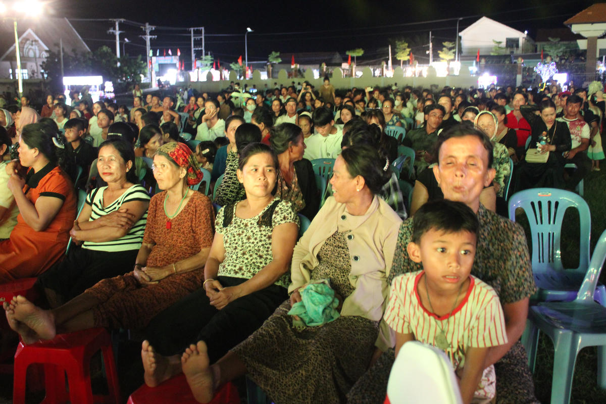 Đông đảo  người dân, du khách đến theo dõi chương trình nghệ thuật mừng Lễ hội Katê 2026.