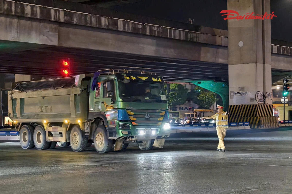 Qua kiểm tra, lực lượng chức năng phát hiện một số phương tiện tự ý lắp thêm đèn chiếu sáng, đèn LED, đèn bi cầu có cường độ sáng lớn. 