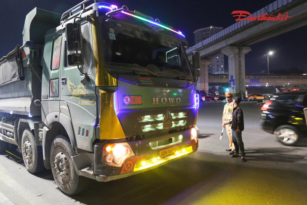 Theo Đội CSGT đường bộ số 7, với hành vi tự ý lắp thêm đèn chiếu sáng trái quy định, tài xế vi phạm sẽ bị xử phạt 1,5 triệu đồng và trừ 2 điểm giấy phép lái xe.