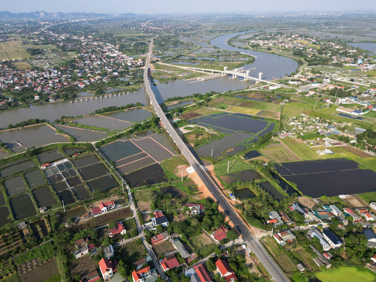Ông Phạm Văn Lực, Phó Trưởng phòng Điều hành dự án 3 (Ban Quản lý dự án đầu tư công trình giao thông Thanh Hóa) cho biết: Dự án đường bộ ven biển đoạn Nga Sơn - Hoằng Hóa có tổng mức đầu tư 1.919,34 tỷ đồng, chiều dài 23,723km. Ảnh: Đình Minh