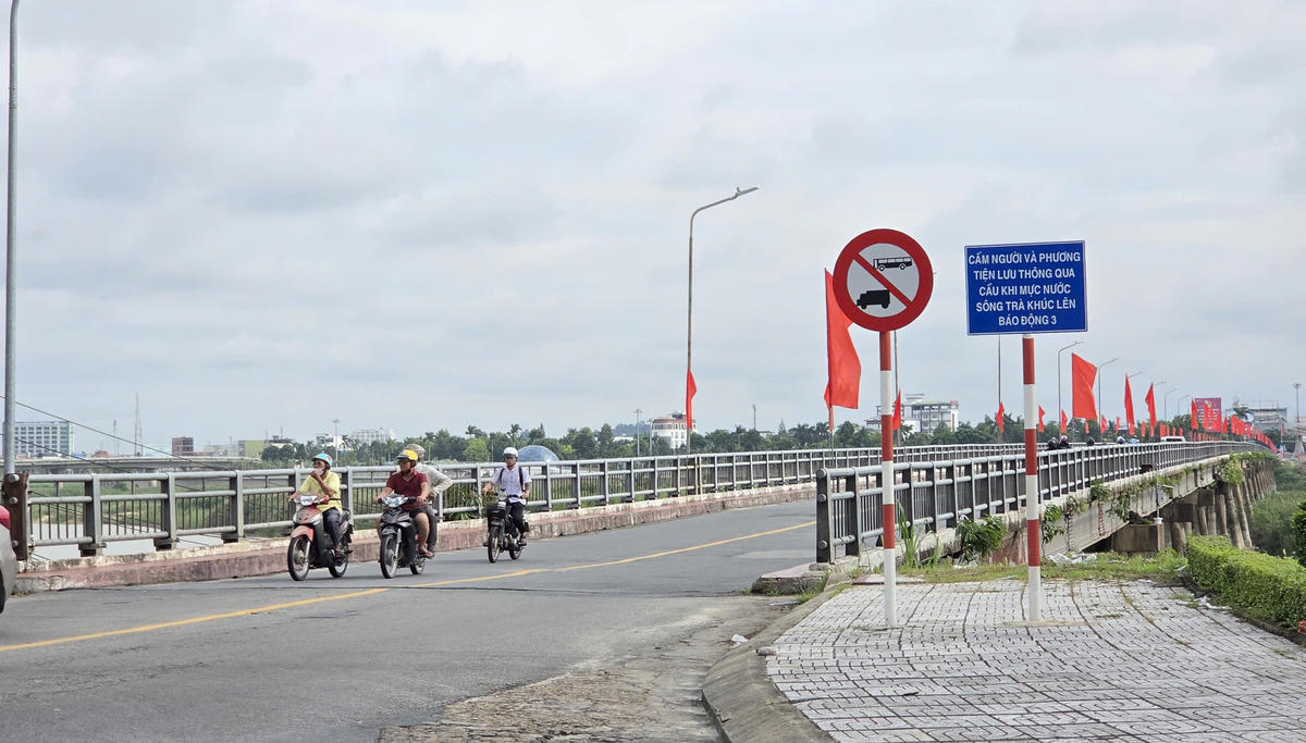 Một góc cầu Trà Khúc cũ. Ảnh: TĐ.
