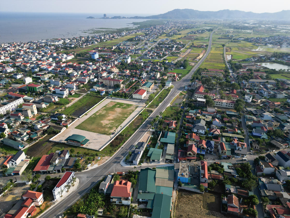Theo ông Lực, đến đầu tháng 10/2026, toàn bộ phần xây lắp của dự án đã hoàn thành, thông xe kỹ thuật. 'Hiện dự án đang được thẩm tra an toàn giao thông, đồng thời hoàn thiện một số hạng mục trước khi nghiệm thu, bàn giao, phấn đấu đưa vào sử dụng trong tháng 11/2026', ông Lực nói. Ảnh: Đình Minh