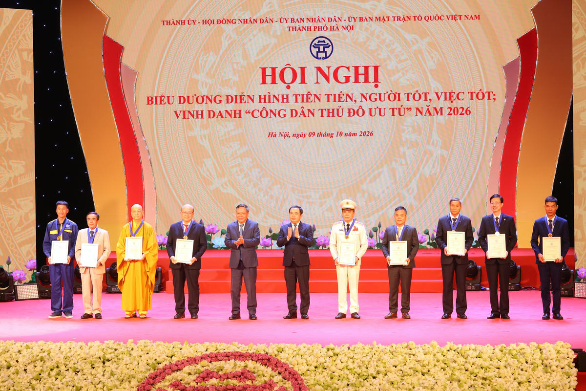 Bí thư Thành ủy Hà Nội Trần Đức Thắng và Phó Bí thư Thành ủy Hà Nội Nguyễn Văn Phong trao Danh hiệu “Công dân Thủ đô ưu tú'” tặng 9 cá nhân. Ảnh: Đạt Lê