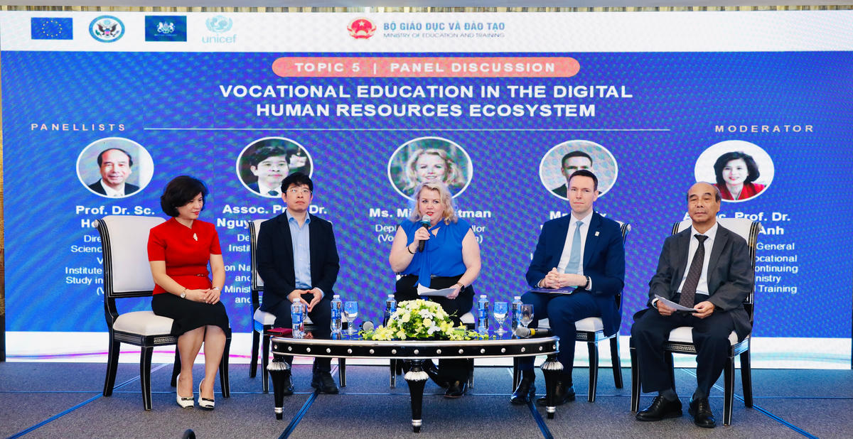 Các khách mời trao đổi tại tọa đàm Thúc đẩy hợp tác giáo dục nghề nghiệp: Xây dựng hệ sinh thái chuyển đổi số gắn kết hệ sinh thái giáo dục với hệ sinh thái việc làm. Ảnh: BTC.