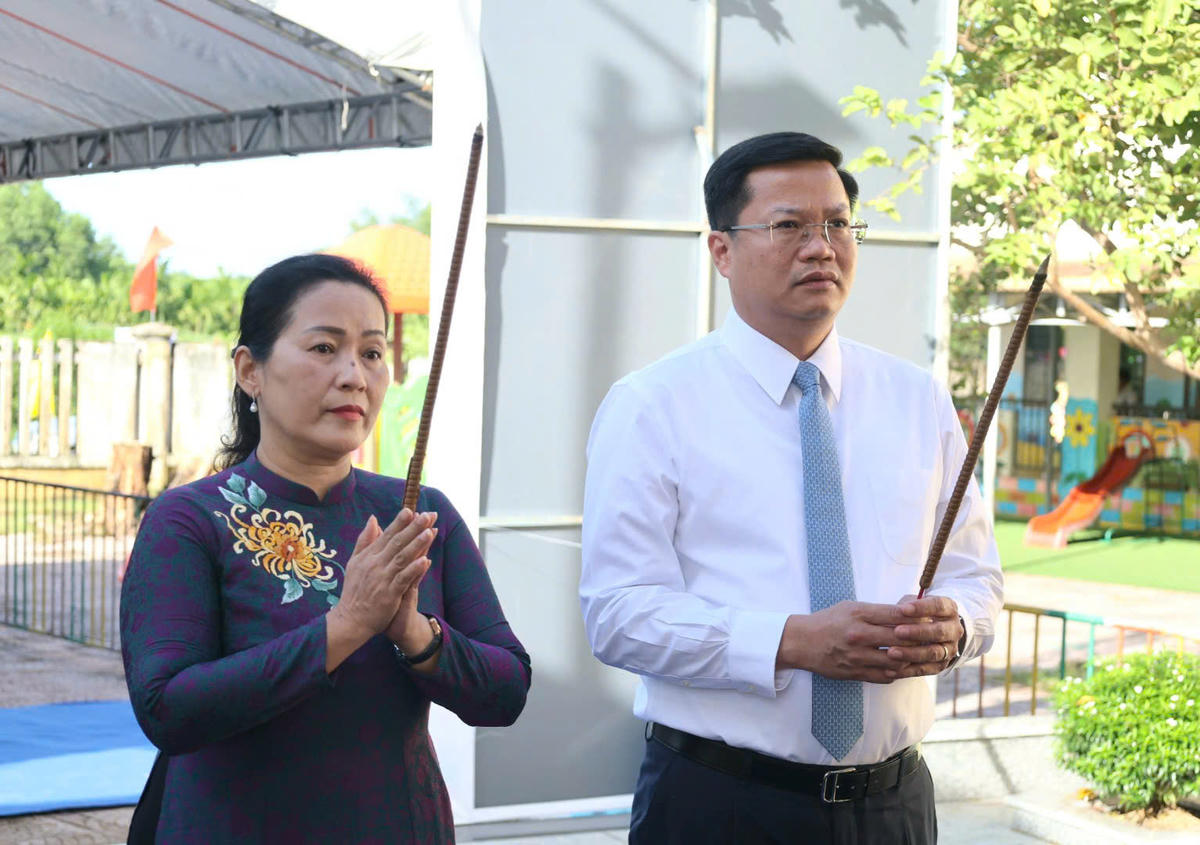 Chủ tịch UBND tỉnh Quảng Ngãi Nguyễn Đức Tâm  và Phó Bí thư Tỉnh ủy Quảng Ngãi Đinh Thị Hồng Minh dâng hương tưởng niệm. Ảnh: BT.