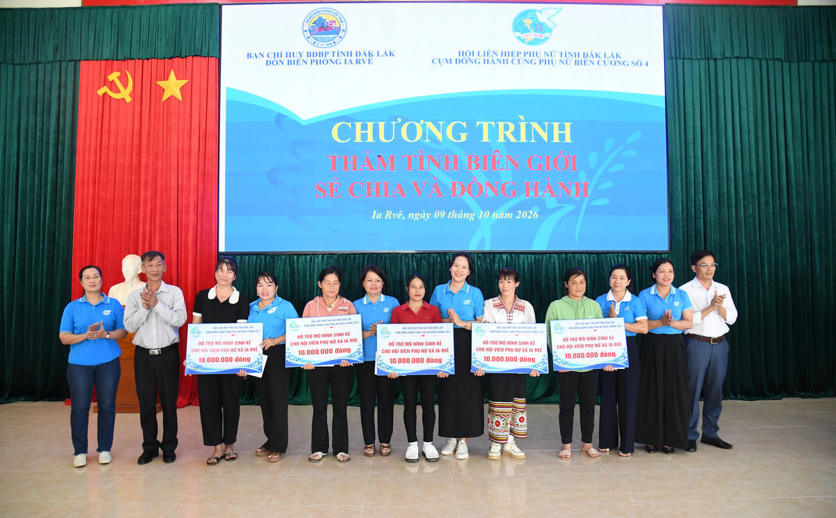 Đại diện các đơn vị và cấp ủy, chính quyền địa phương trao biểu trưng tặng mô hình sinh kế cho hội viên phụ nữ có hoàn cảnh khó khăn. Ảnh: NL.