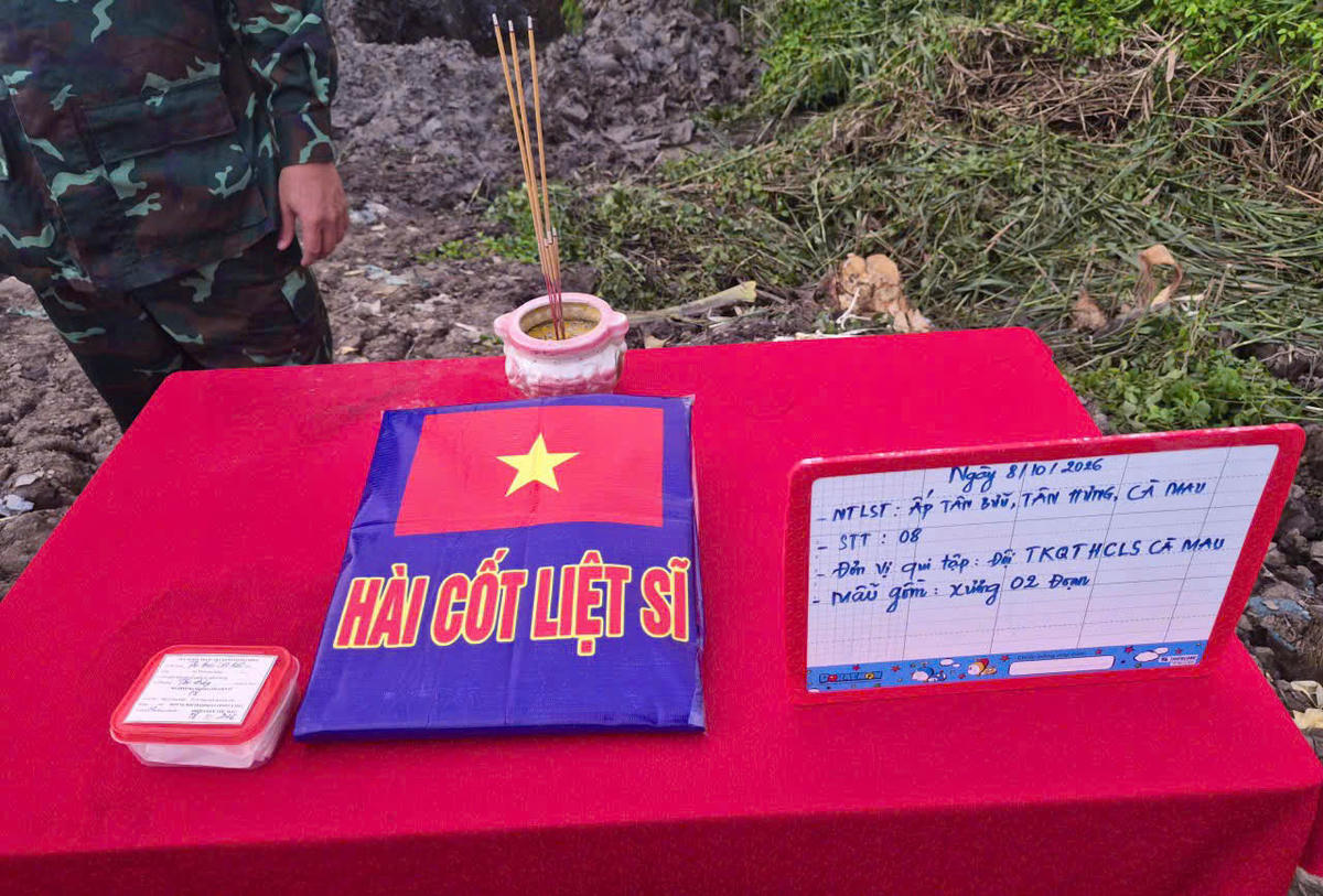 Thông tin, di vật và phần hài cốt liệt sĩ được lực lượng chức năng phát hiện tại hiện trường. Ảnh: Vĩnh Nghị