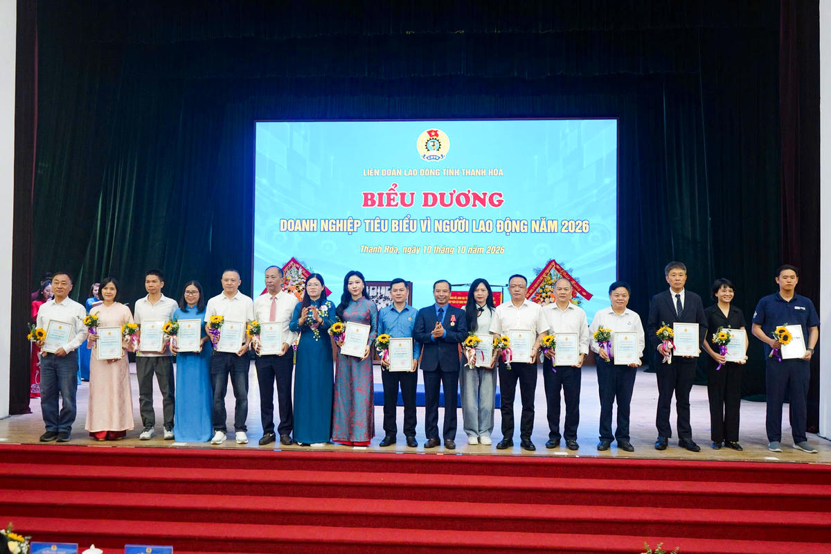 Ông Lương Trọng Thành, Phó Chủ tịch Ủy ban MTTQ tỉnh, Chủ tịch LĐLĐ tỉnh Thanh Hóa trao Bằng biểu dương doanh nghiệp tiêu biểu vì người lao động cho đại diện các doanh nghiệp. Ảnh: Q.D