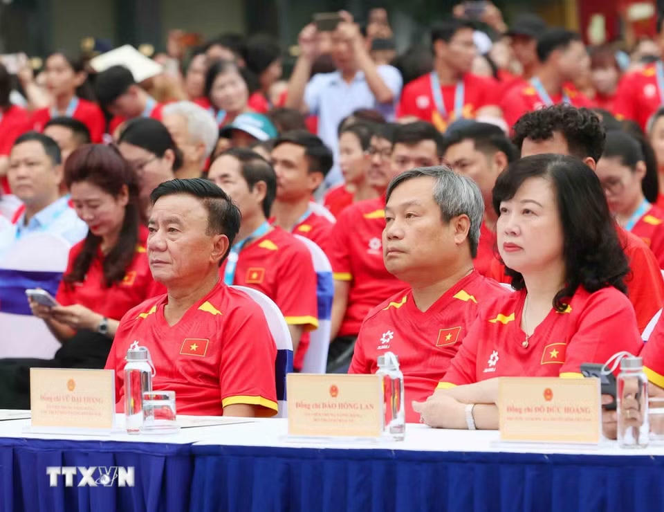 Thường trực Ban Bí thư Trần Cẩm Tú, Chủ tịch Ủy ban Nhân dân thành phố Hà Nội Vũ Đại Thắng và Bộ trưởng Bộ Y tế Đào Hồng Lan dự Lễ phát động phong trào. (Ảnh: Phương Hoa/TTXVN)