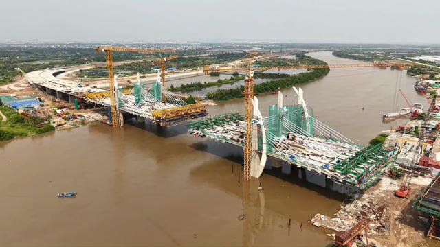 Dự án Đầu tư xây dựng cầu Nguyễn Trãi và chỉnh trang đô thị vùng phụ cận - sử dụng vốn đầu tư công - đang được nhà thầu tăng tốc thi công. Ảnh: PT.