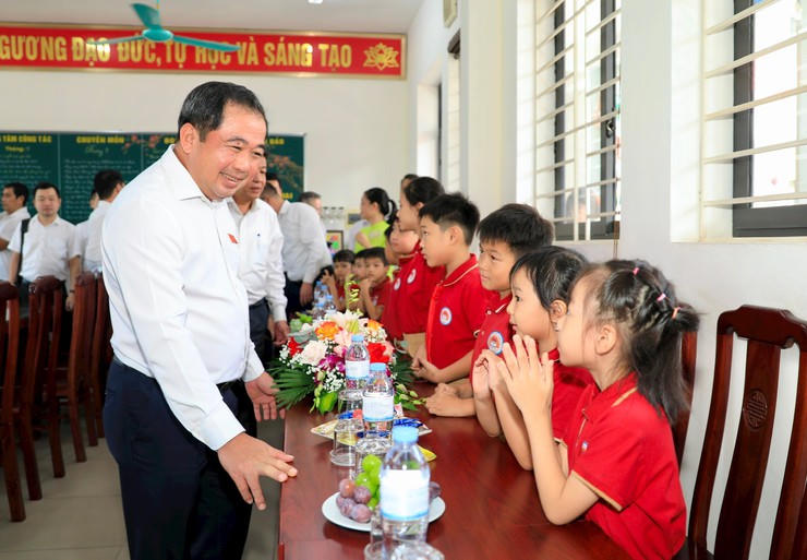 Bí thư Thành ủy Hà Nội Trần Đức Thắng trò chuyện thân mật cùng học sinh Trường Tiểu học Thiên Đức, xã Phù Đổng.