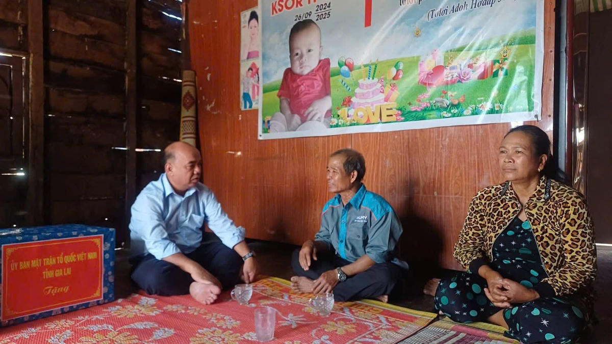 Ông Siu Trung, Phó Chủ tịch Ủy ban MTTQ Việt Nam tỉnh Gia Lai ân cần thăm hỏi sức khỏe, đời sống và tình hình sinh hoạt của các thành viên trong gia đình. Ảnh: ĐS.